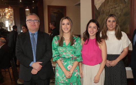 Elio Gueli , Fiorella Cassinelli, Laura Cassinelli y Gemma Cevallos.