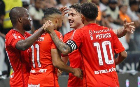 Enner Valencia (i), fue titular en la victoria de su equipo.