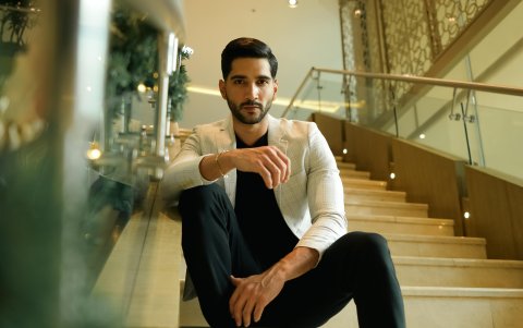 Suriel durante la sesión de fotos con EXPRESIONES se mostró relajado y muy profesional.