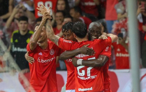 Valencia (d) abrió la cuenta y salió lesionado con el Inter de Porto Alegre.