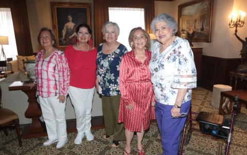 Carolina Gilbert, Wilma Avellán, Mildred Carbo, Laura Serrano y Fanny Villegas.