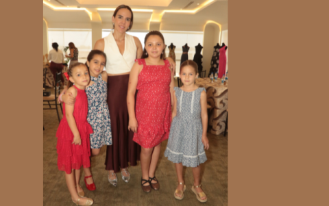 Isabella Paz y Miño de Neme acompañada de Renata, Cristina y Anna Sofia Neme, e Isabel Guzmán.