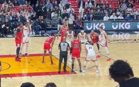 Valencia subió una historia en su cuenta de Instagram grabando el juego de baloncesto.