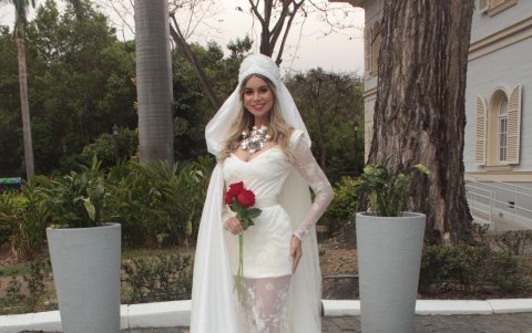 Rusia. Un traje diseñado por Natasha Wiesner, inspirado en lo típico de Rusia con toque moderno.