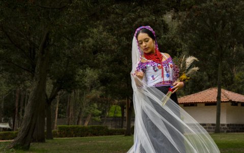 Ecuador. Una creación del vestido de novia tomando en cuenta el traje típico de la Sierra, de Vispu-moda.