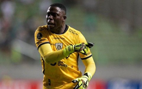 El arquero Moisés Ramírez tuvo un evidente error en la final de LigaPro 2023 por el que aún lo culpan.