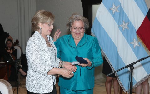 Esmeralda de Parodi entrega el reconocimiento a María Fernanda Parra, cónsul de Rumania.