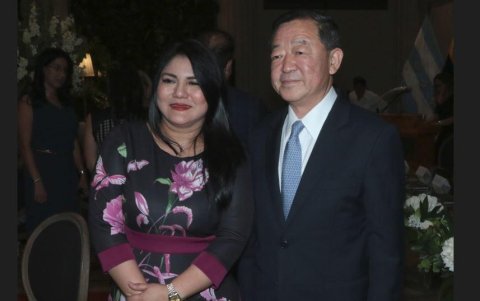 Edith Pino y Gao Zhenting.