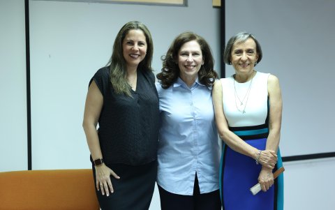 Mónica Maruri (centro) junto a las también escritoras Verónica Coello y Mónica Varea.