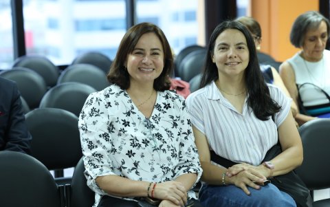 Vivianne Alemeida y Ángela Peñaherrera.