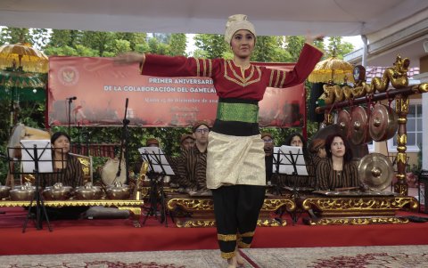 La presentación del gamelán estuvo a cargo de estudiantes de la UniArtes y miembros de la embajada.