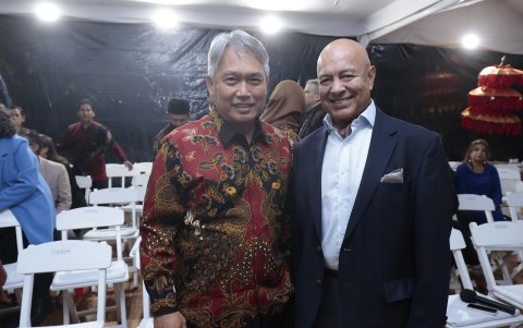 El embajador Agung Kurniadi junto a Luis Hernández.