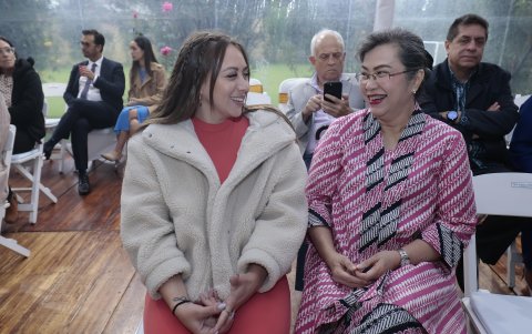 Karina Tapia y Rani Agung.