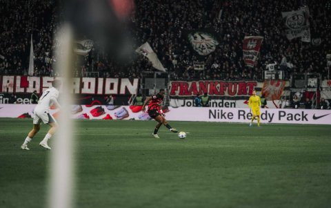 Pacho destacó en la zaga del Frankfurt, en la remontada 2-1 sobre Monchengladbach.