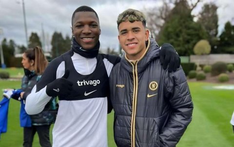 Kendry Páez fue 'apadrinado' por Moisés Caicedo en el entrenamiento de Chelsea.
