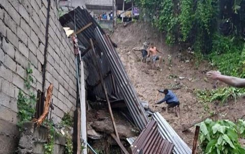 Daños. La intensidad del movimiento de tierra hizo que se destruya parte de una casa.