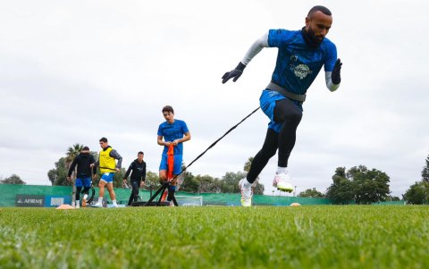Jordan Sierra en pleno entrenamiento con el Querétaro.