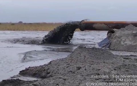 Hasta llantas y animales muertos han sido extraídos con el dragado en el río Babahoyo.