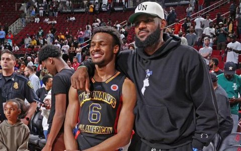 Su hijo Bronny James, de 19 años, podría participar en el Draft de 2024.