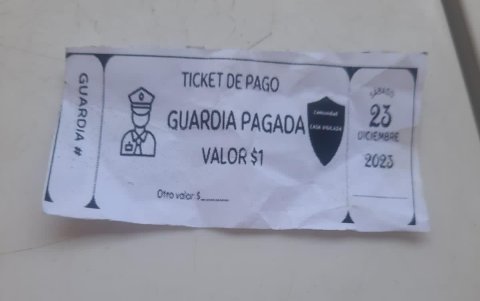 Quienes pagan las vacunas exigidas por las bandas reciben un comprobante de pago.