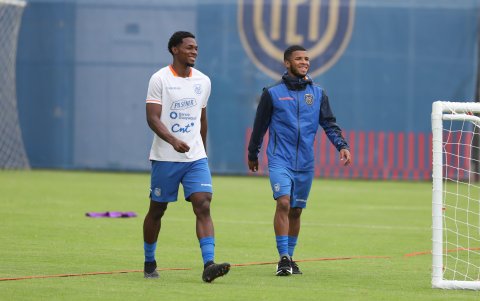 Pedro Vite (d) confesó que está feliz por poder defender al combinado nacional en el Preolímpico. Él y Justin Cuero (i) se perfilan como titulares en la selección.