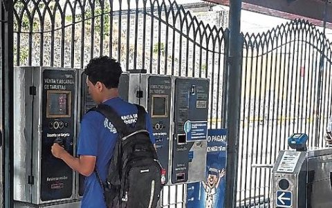 Sistema. En la parada de la Prosperina, en la vía a Daule, de las dos máquinas para recargar tarjetas, solo una funciona. La otra lleva más de cinco meses a la espera de la reparación.