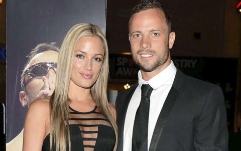 Pistorius junto a la modelo Reeva Steenkamp en sus días felices. Ambos tuvieron tenían apenas 1 años de relación antes de suceso.