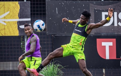 Willian Vargas (i) en la disputa de la pelota ante Adonis Preciado