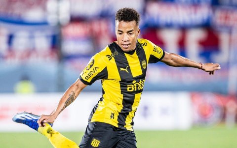 Byron Castillo falló un penal para Peñarol en el clásico uruguayo