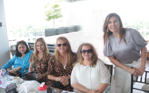 Mariuxi Córdova, Sandra Chérrez, Noni Gonzenbach, Eunice de Vásquez e Eliana de Avilés.