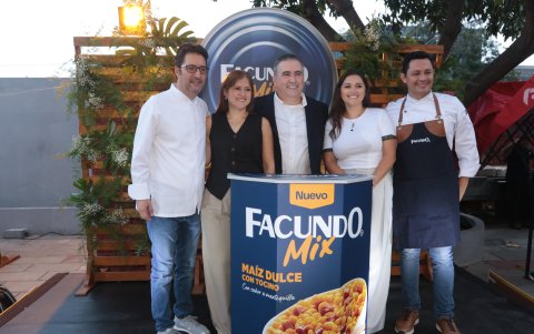 Santiago Granda, director de la Escuela de los Chef; María Fernanda Torres, gerente de Marketing y Trade de Facundo; Rodrigo Dueñas, gerente general de Facundo; Miriam Coello, jefe de canal Horecas Facundo; y César Rivas, chef de Facundo.