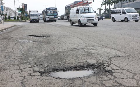 Así lucía la avenida León Febres Cordero antes de ser intervenida por la Prefectura dle Guayas.