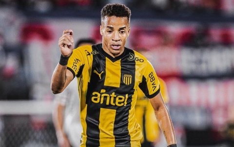 Byron Castillo estuvo presente en la derrota del Peñarol ante Nacional en Uruguay