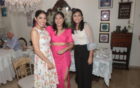 Andrea Bone, Mercedes Macías y Kenia Jiménez.