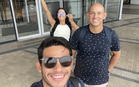 Aquí, posa junto a su entrenador Francisco Tirado y la esposa Elizabeth Bravo, quien también es triatleta profesional.