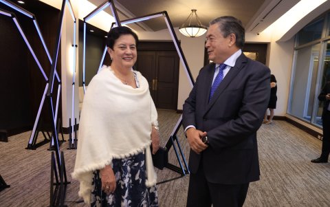 Cecilia de Páez y José Barahona.