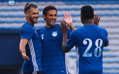 Facundo Castelli, Marcelo Meli y Maicon Solís y su primera celebración.