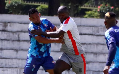 Los puros criollos buscan la manera de habilitar a sus jugadores.