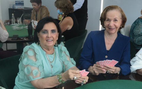 Consuelo Andrade y Rosa Terán de Taleb.