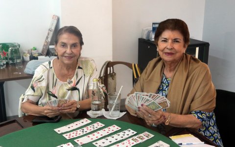 Teresa Irigoyen de Dillon y Gladys Pereira de Jones.