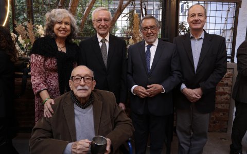 Mónica Almeida, Francisco Febres Cordero, Benjamín Ortiz, Vicente Albornoz y Simón Espinosa,