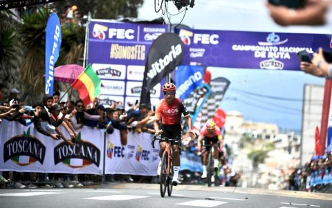 Instantes en los que Narváez cruzaba la meta a un segundo de Carapaz.