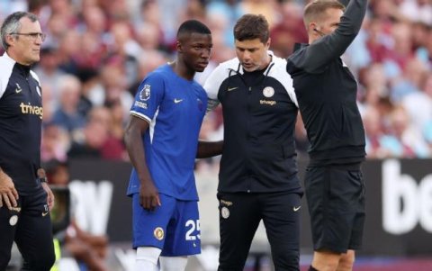 Moisés Caicedo dialoga con Pochettino.