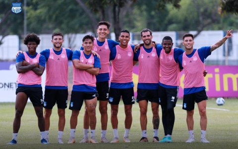 El juvenil (tercero desde la izquierda), junto a sus compañeros luego de una sesión de entrenamiento.