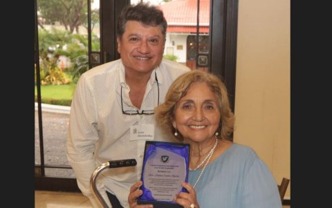 Iván Hernández entrega el reconocimiento a Josefina Cevallos, profesora Literatura.