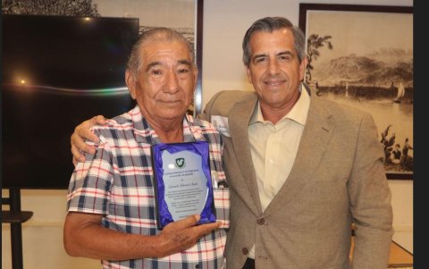 Salvador Robalino, encargado de la librería y uniformes, junto a Rodolfo Zambrano.