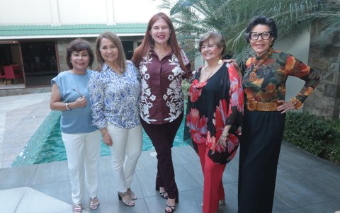 Lourdes Hidrovo, Magda de Orcés, Angelita Andrade, Elvita Álvarez y Silvia Rojas.