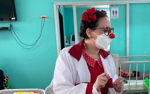 Para Alexandra es importante que los pacientes tengan la oportunidad de olvidar el momento que están pasando, por ello intenta mejorar cada día en su labor