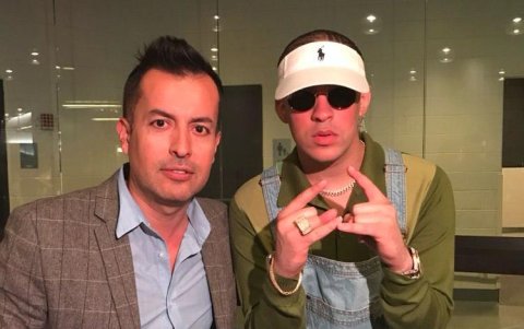 Villagómez en una de sus entrevistas con a Bad Bunny.
