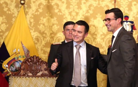 El ministro del Deporte, Andrés Guschmer, el día de su posesión junto al presidente Daniel Noboa.